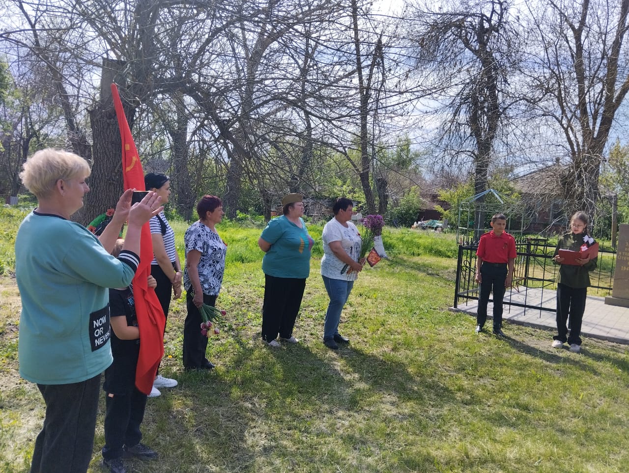 Х. Павловка социальные работники приняли участие в праздничном митинге и возложении цветов к мемориалам славы.